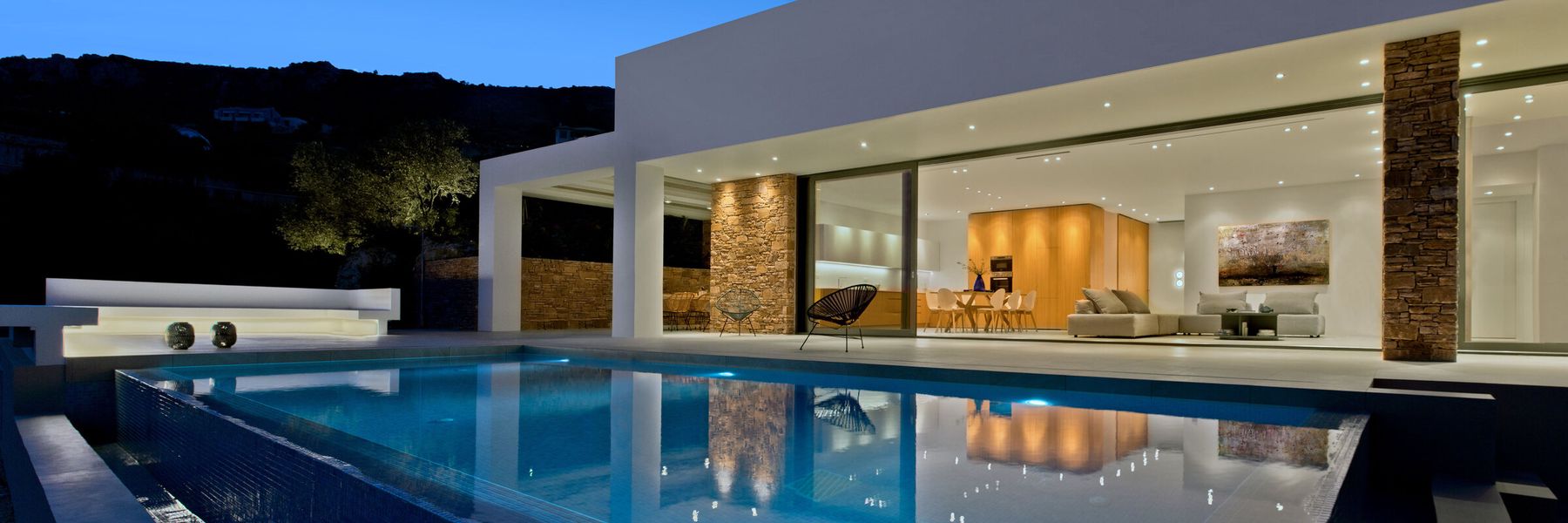 Moderne Villa mit Pool in Griechenland in der Abenddämmerung